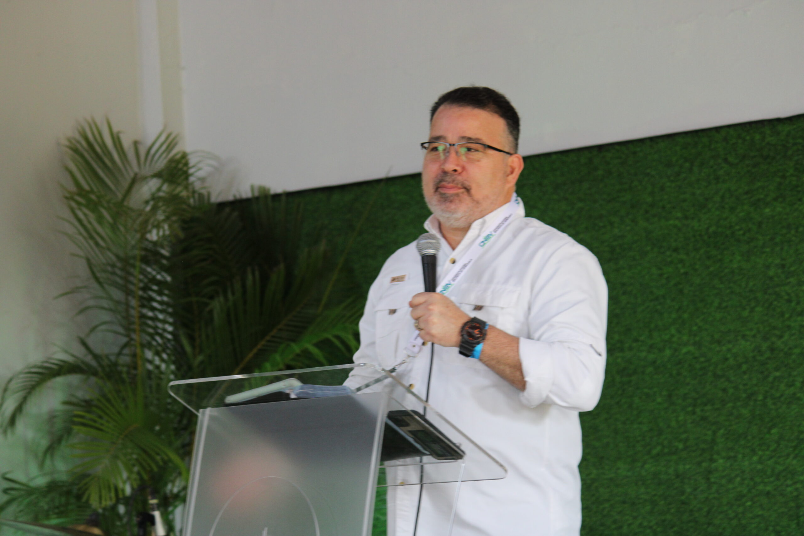 El pastor Alejandro Morelo inaugura el día con la plenaria «Plantar Pastoreando»