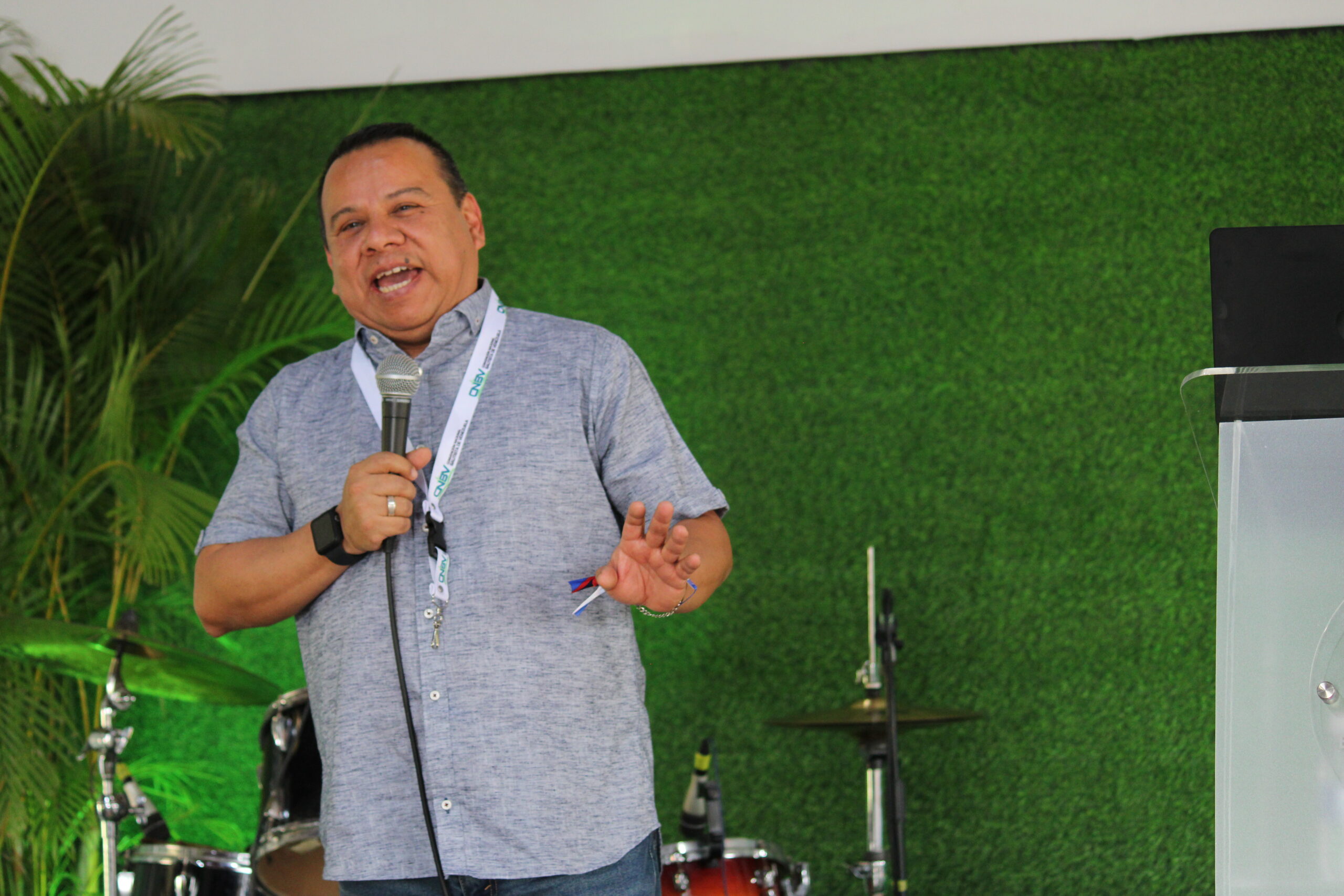 El Pastor Arnulfo Durán, en la segunda plenaria del día, habló sobre la diferencia entre evento y proceso en el enfoque de la iglesia y el cumplimiento de la misión.
